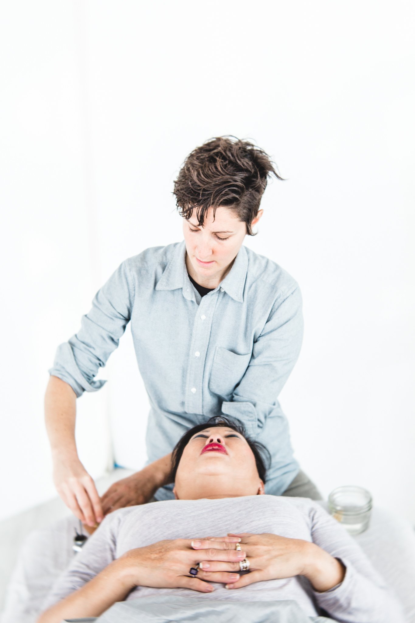 Lindsey Pope LAc performing acupuncture treatment at Instinctual Health PDX Portland Oregon