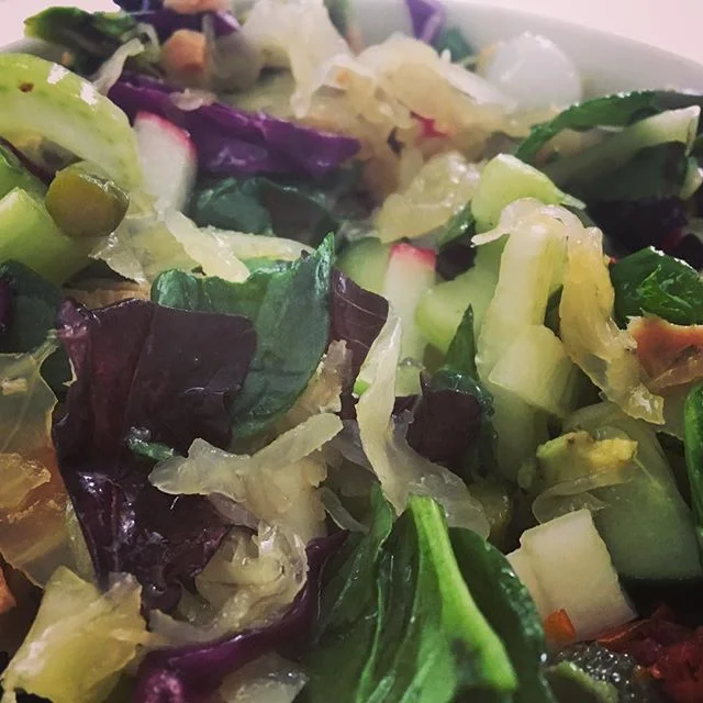 My favorite chopped salad contains 16 different veggies (plus avocado)! Many studies agree that diversity is crucial to nutritional quality — and nutritional quality is crucial to health. If you are eating salad today, consider ditching the iceberg lettuce/tomato combo for something more nutritious! 🥒🥗🥑🥕
.
.
#nutrition #diet #brainfood #brainfoodbook #research #brain #mentalhealth #alzheimers #health #healthyfood #salad