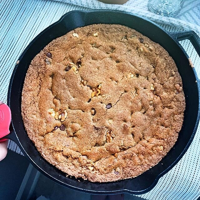 Giant Chocolate Chip Cookie 🍪 anyone?! I have been wanting to use my skillet for some baking recipes and decided to make a giant chocolate 🍫 chip (and walnut) cookie 🥰I mean not only does it sound YUM, but it is YUM.

This recipe is super simple a
