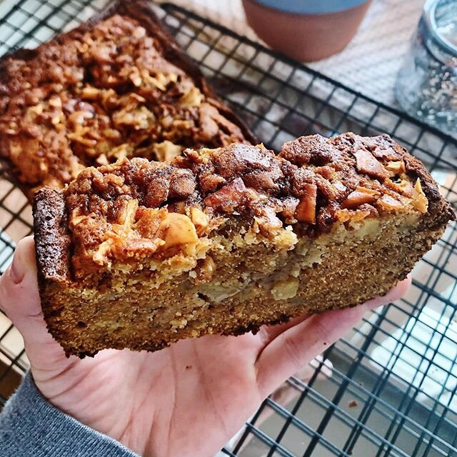 Apple 🍎 Cinnamon bread 🍞.
.

I love me some baked apples 🍎 seriously can not get enough. This bread is jammed packed with apples and is the perfect healthy dessert option. . 
Baking is one of my favorite things to do. It&rsquo;s one of those activ