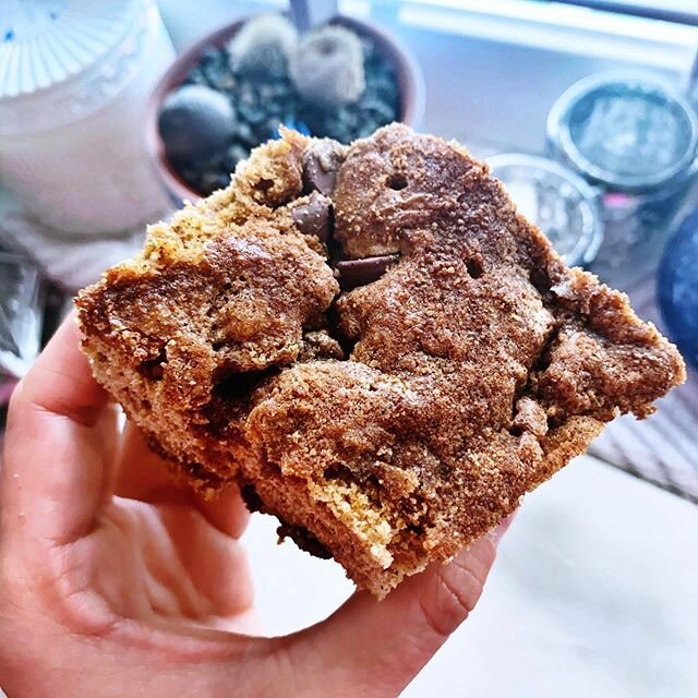 Chocolate 🍫 chip coffee cake 😍!
.
I love me some coffee cake! I realized I had a ton of chocolate chips that needed to be used...so only made sense to whip this bad boy up! 😋
.
I took my original gluten free coffee cake recipe and jammed packed it