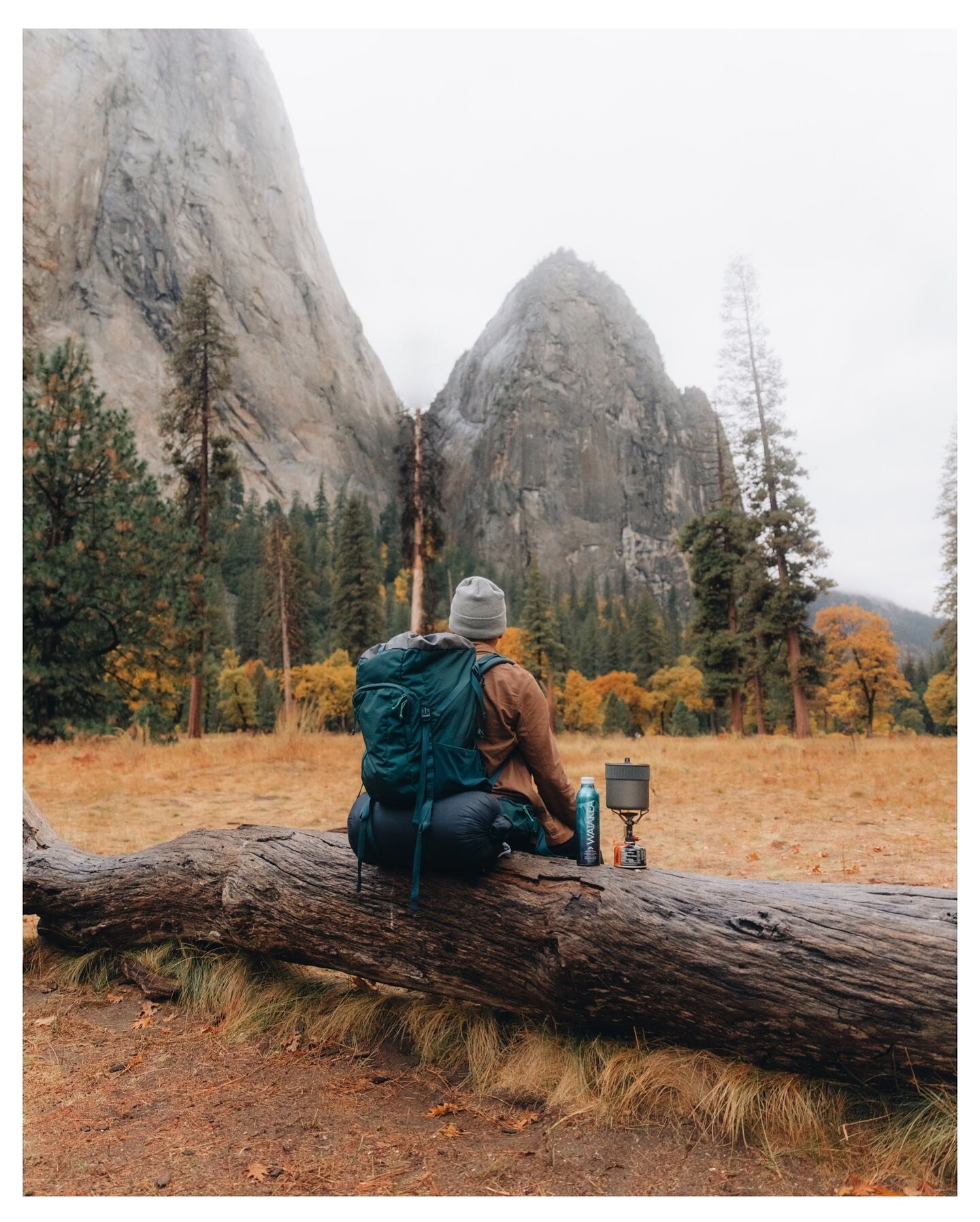 For our trip into Yosemite, @waiakea kept us hydrated with their healthy, sustainable, and ethical water. The refillable aluminum bottles paired with the Pahu Nui boxed water made for the perfect combo to fuel all of our adventures.👌🏽#ad