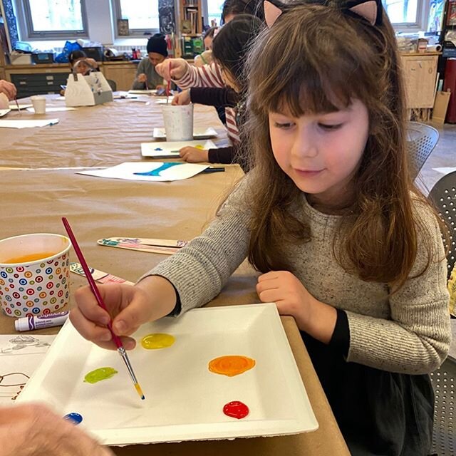 learning how to mix colours  #littlepenguinartworkshops #kidsartworkshop #artscapeyoungplace #kidsart #kidsartclass #torontoartclassesforkids
#artclassestoronto #childrenartwork #childrenart