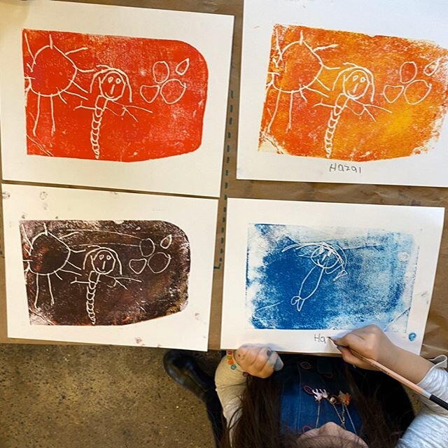 prints are getting signed and given edition numbers littlepenguinartworkshops #kidsartworkshop #artscapeyoungplace #kidsart #kidsartclass #torontoartclassesforkids
#artclassestoronto #childrenartwork #childrenart