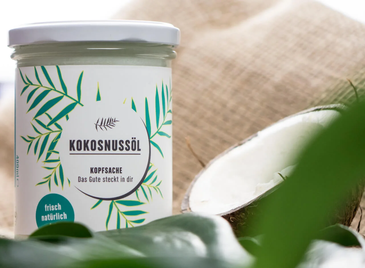 KOPFSACHE-Kokosnussoel-mit-frischer-Kokosnuss.jpg