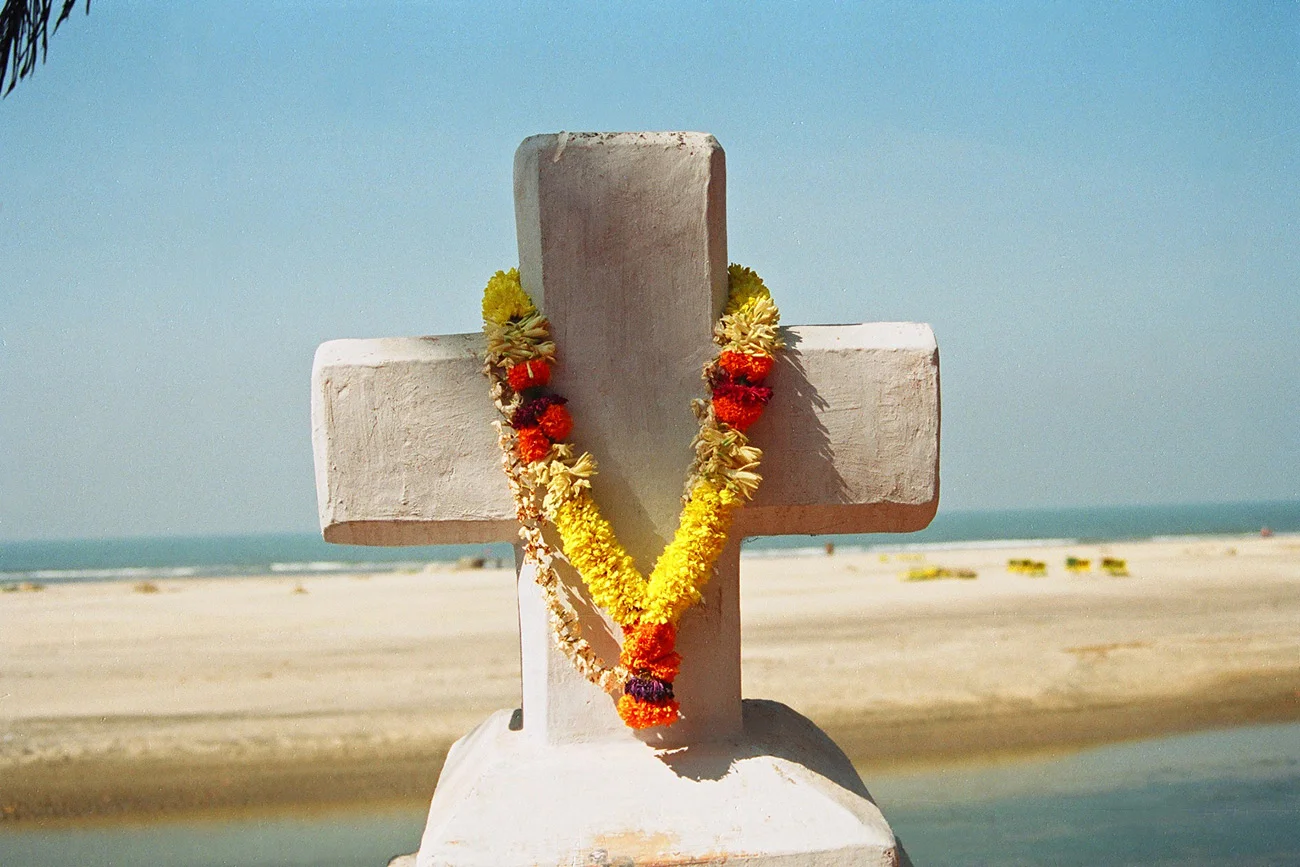 Crucifix-on-the-beach.jpg