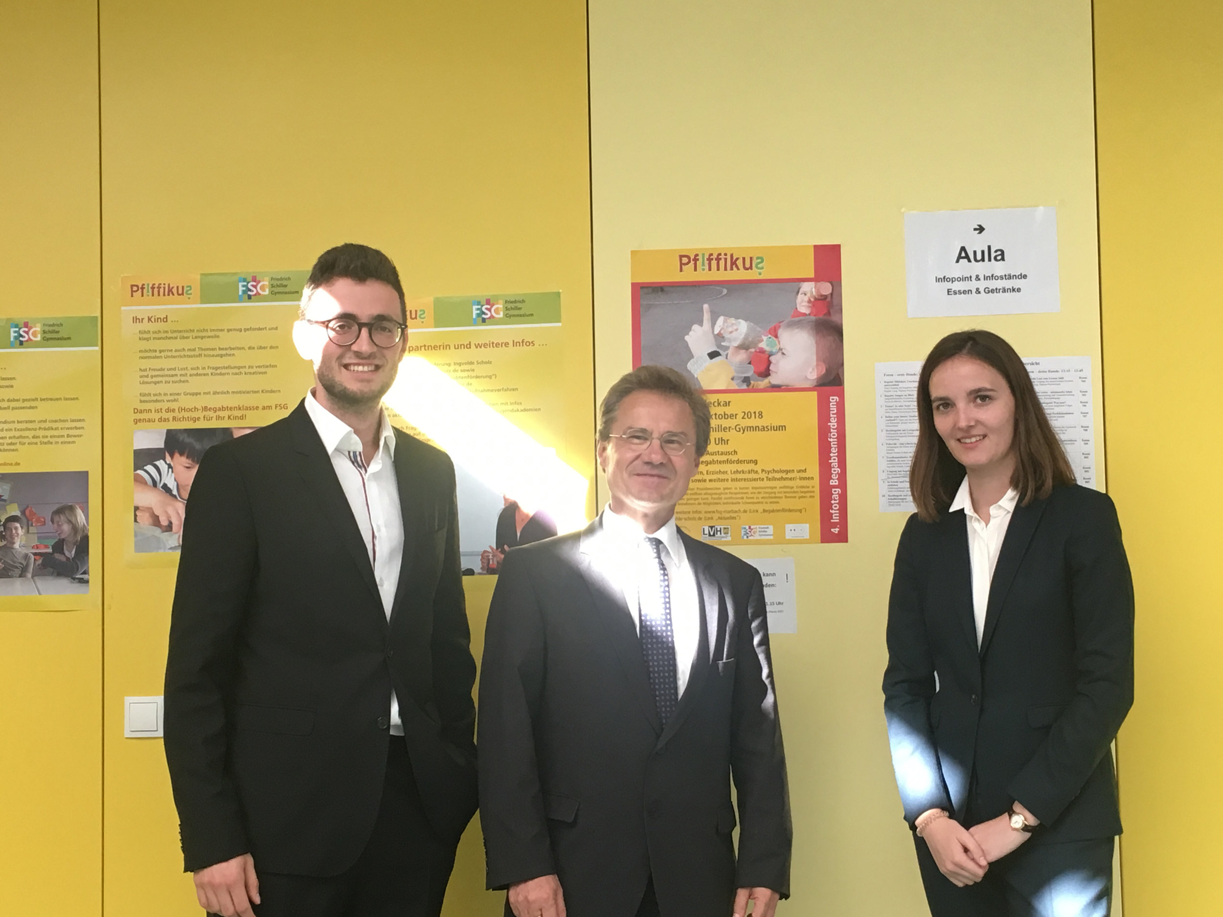 Lea und Carl mit Christof Martin, Schulleiter des Friedrich-Schiller-Gymnasiums in Marbach am Neckar