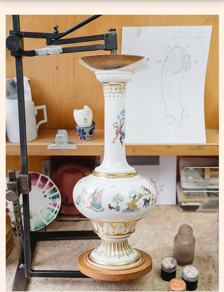 Meissen artist creates pictures on porcelain