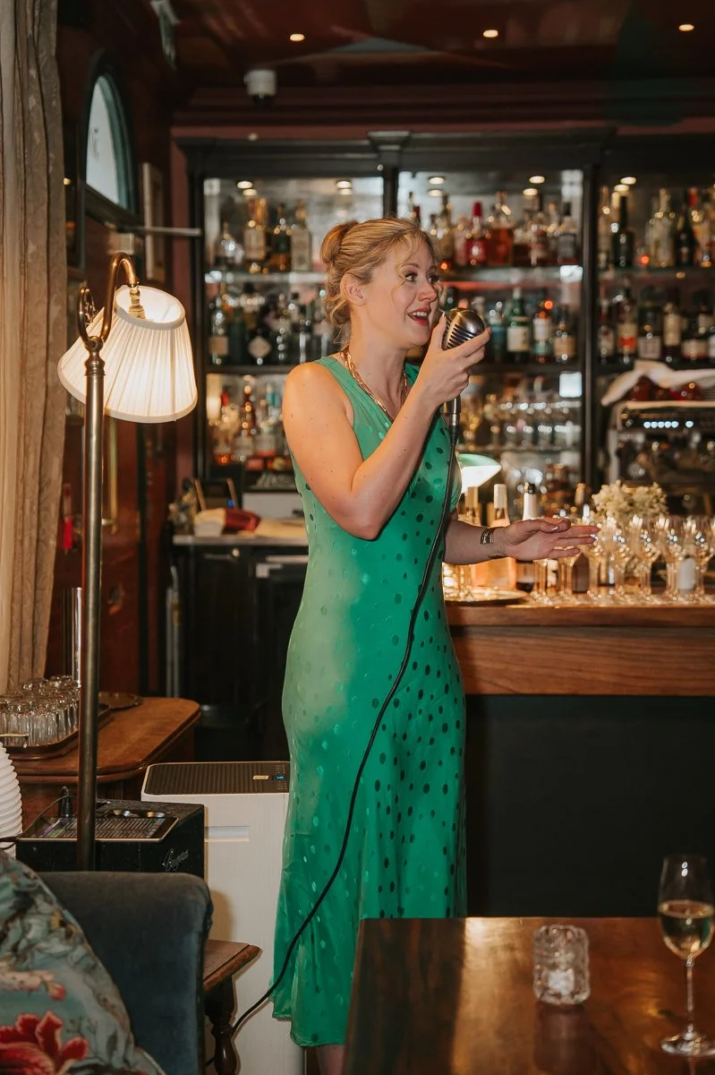  Wedding singer inside The Zetter Townhouse Clerkenwell, in the venue’s characterful bar area during the reception. 