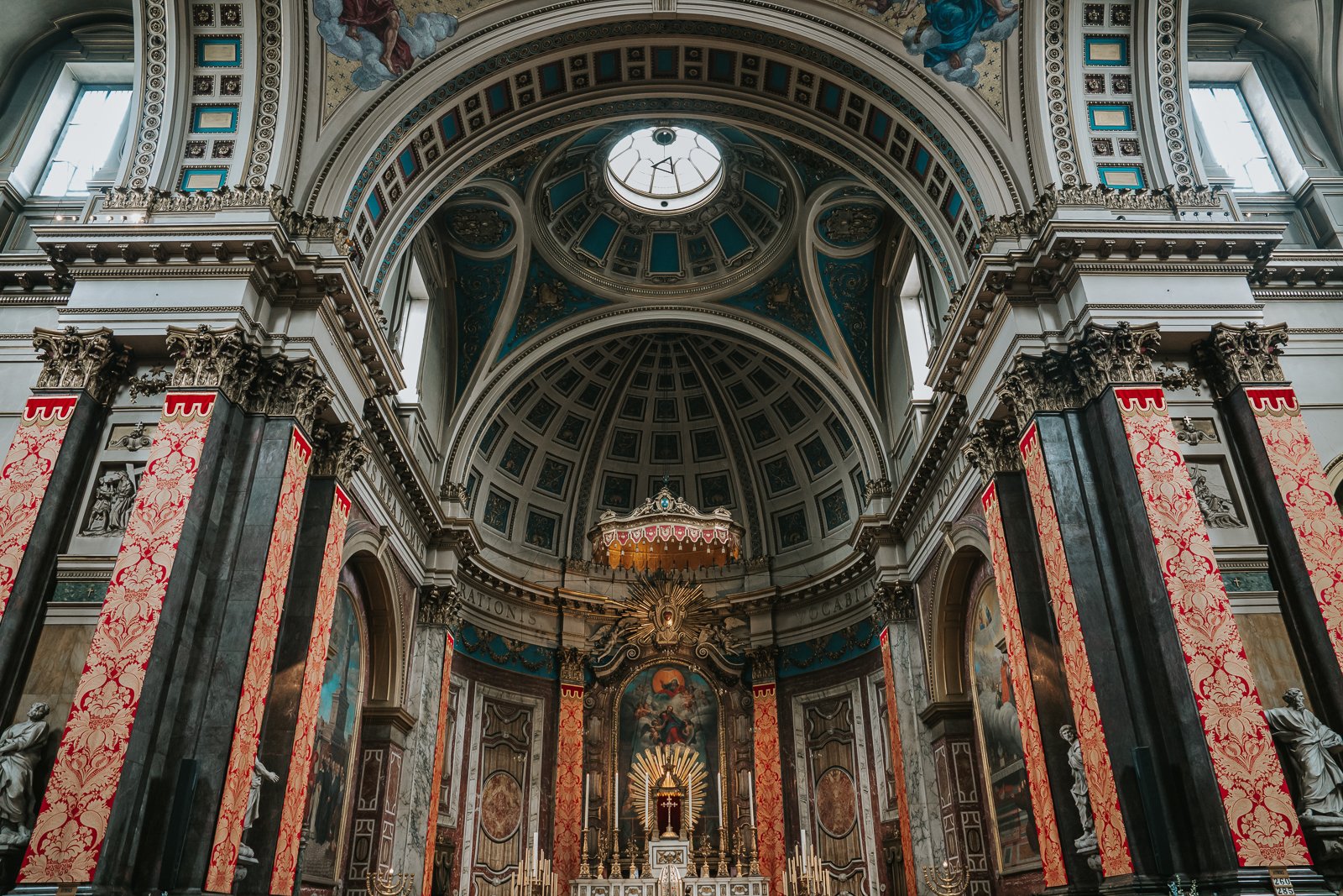  Interior view of Brompton Oratory. 