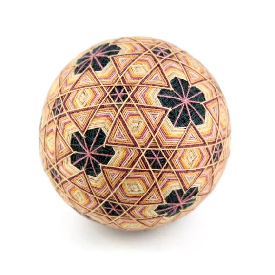 A japán TEMARI gömbök a tökéletesség szimbolumai , a szakrális geometria az Univerzum ösnyelve. 