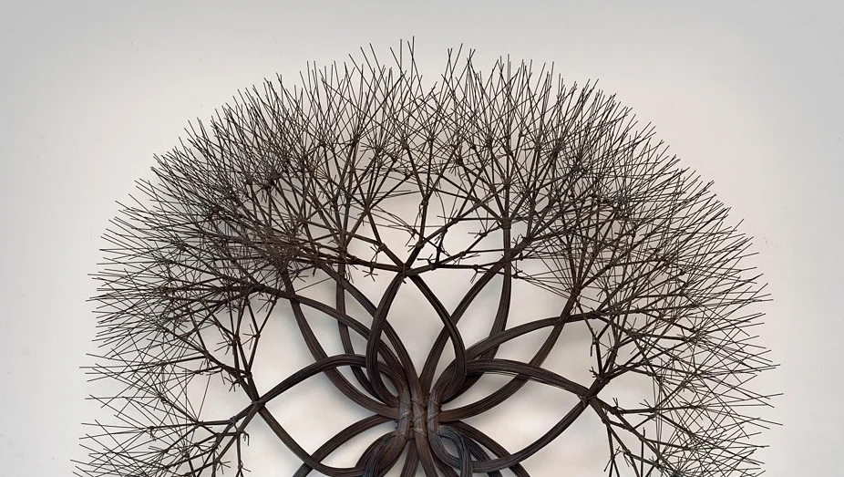 Ruth Asawa (1926-2013) japán dróthorgoló mesterszobrász Mester az aki a hajlithatatlant meghajlítja, a láthatatlant láttatja, a feladhatatlant feladja.