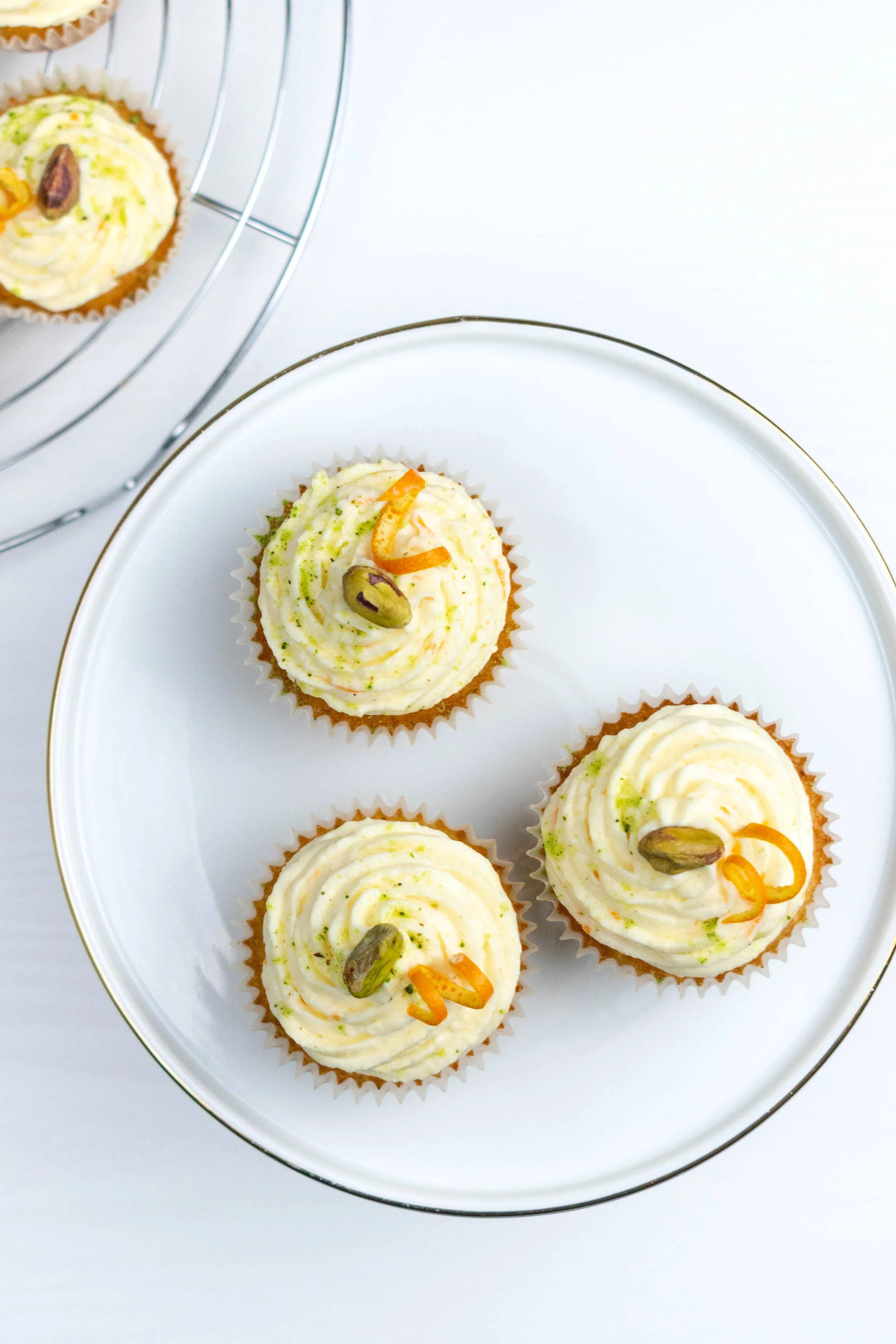 Kъпкейкове с шамфъстък и чийзкрем с портокалов зест