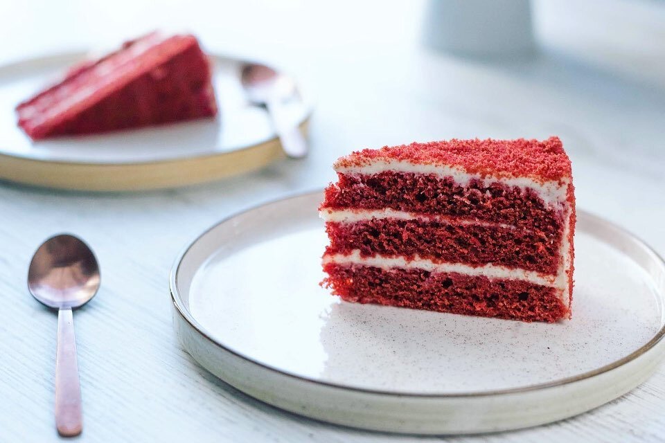 Част от поредицата класически десерти с атрактивната торта 'Червено кадифе' ❤️

Менюто включва:

1. Торта &lsquo;Червено кадифе&rsquo;

2. Галет де Роа

/Galette des Rois/

3. Финансиер с шамфъстък

/Pistachio finansier/

#cooking #baking #redvelvet 