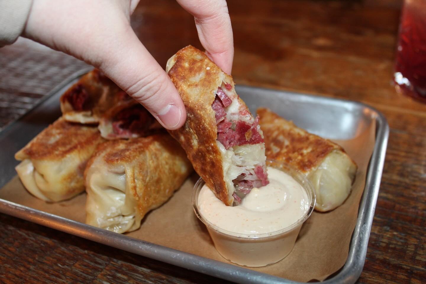 St Pats Special☘️Reuben Egg Rolls

Crisp, fried rolls filled with corned beef, sauerkraut, and melted Swiss cheese. Served with our Russian dressing! Available starting Saturday while supplies last! An Irish inspired twist on our Reuben sandwich! Pai