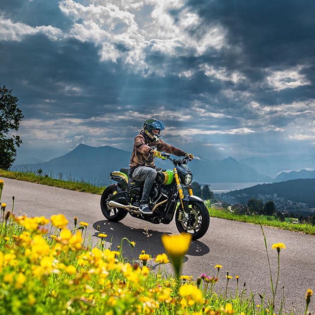 Almost back on the bright side of life, thanx @axaswitzerland for all the support during my chemotherapy.
#axaswitzerland 
#mywaywithaxa 📸 @tinoscherer041 .
.
.
.
.

#riding #motorcycle #harleydavidson #apex #bellhelmets #prostarflex #street #street