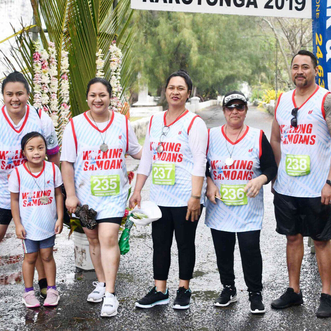 Walking Samoans walk round Rarotonga 
