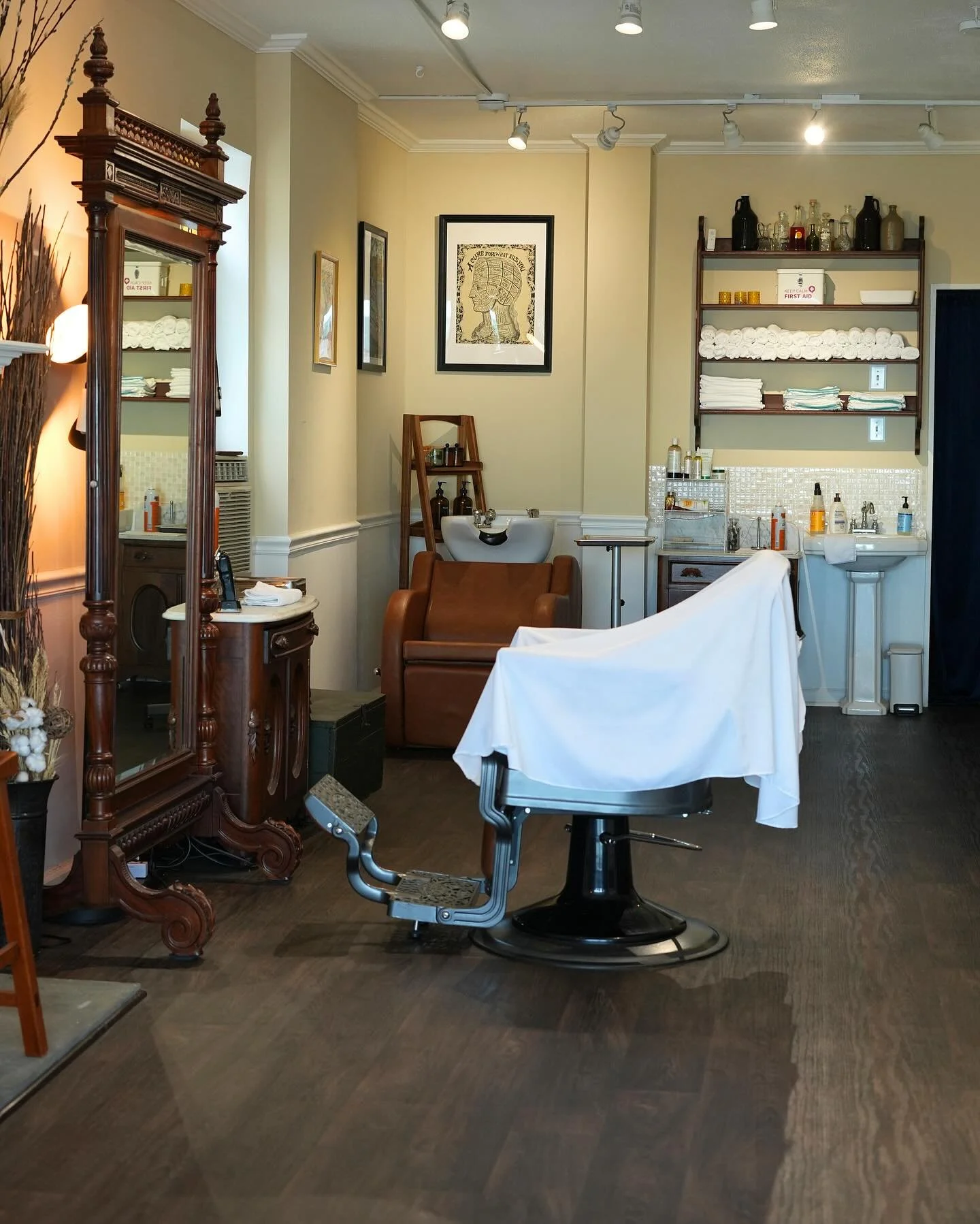 Full Books - Full Chairs - Full Hearts 

Both @fischerstudio.s and @bornfreebarber are going into 2026 stronger than ever! 

Here&rsquo;s to:
Our clients, friends, and family.
Creating safes spaces for all.
Knowing when to take time for yourself.
Rea