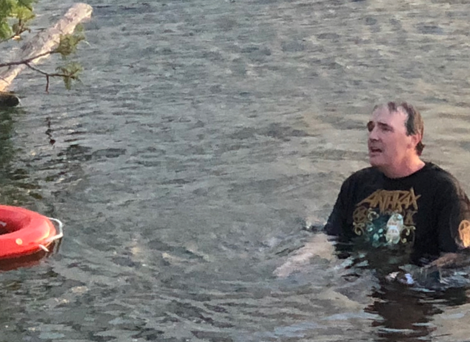 2019-07-15 07_12_33-Scott Ian on Instagram_ “Fan of the tour. He got kicked out and tried to swim ba.png