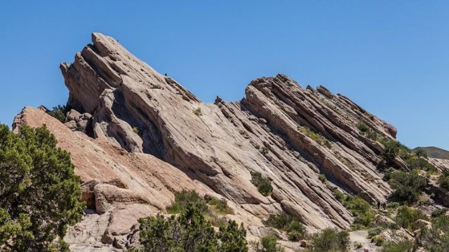 earth day, u rock ✨🌎 .
.
.
.
.
#onmybluejeans #ombj #creatives #community #gotravel #lifestyle #vsco #skrwt #blue #jeans #canon #earthday #rocks #vasquezrocks