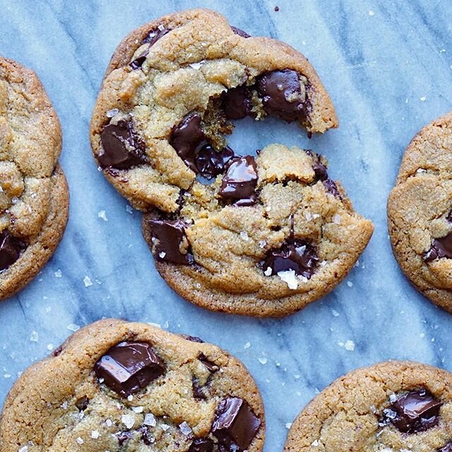Melty chocolate chunks, chewy cookies, flaky salt, crispy edges... these cookies would be the perfect after dinner snack 👌🏾 So many of you are making these chocolate chunk cookies that I think I need to make a batch myself! I think it&rsquo;s the first time I&rsquo;ve had fomo for one of my own recipes 🤣. If you haven&rsquo;t made them yet, I&rsquo;ve got ya covered. Here&rsquo;s the recipe (also linked in Insta-stories!) : https://foodieinny1.wpengine.com/home-main/2019/2/28/olive-oil-chocolate-chunk-cookies