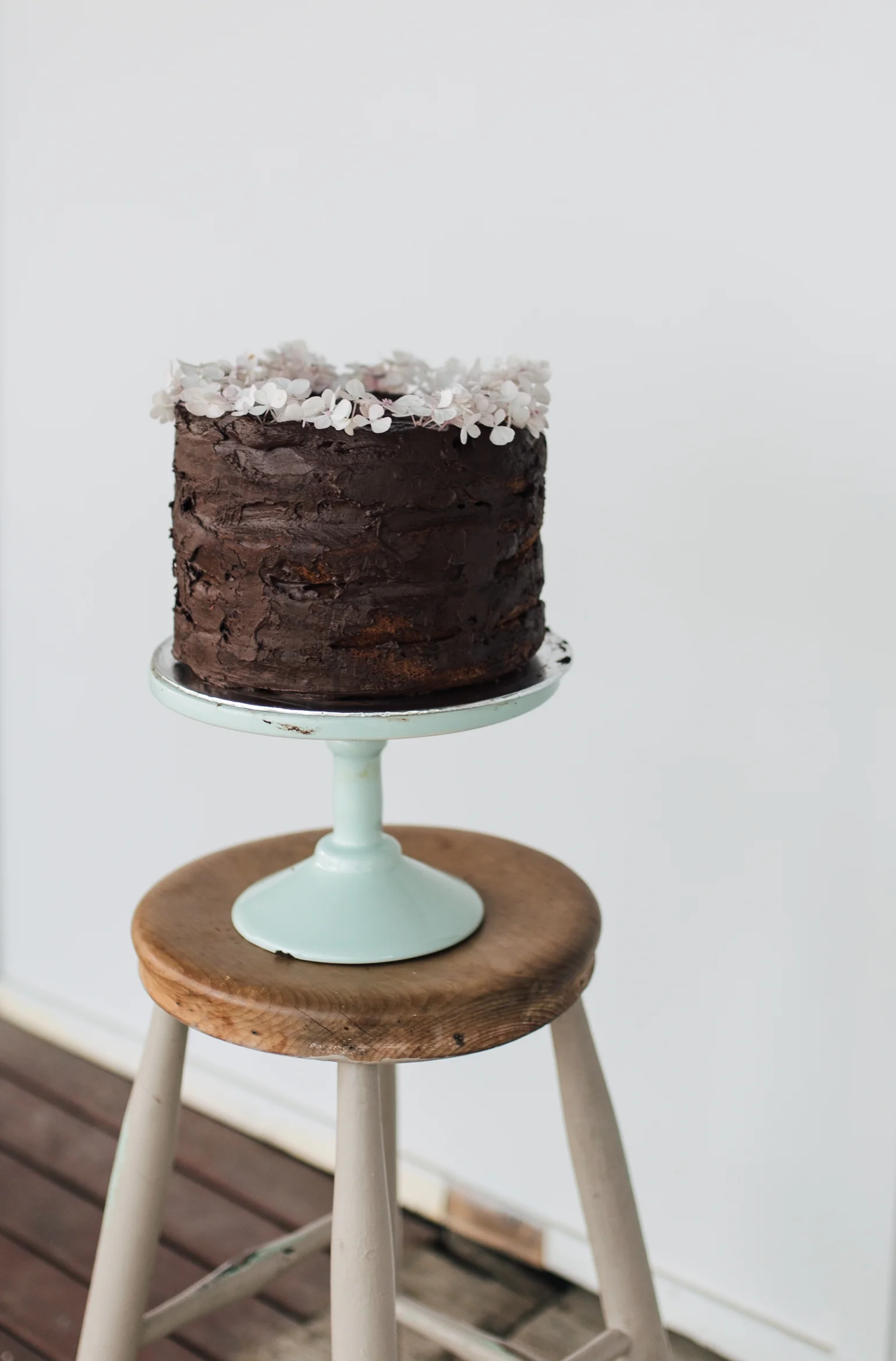 Finished cake with its scant icing thanks to the ganache gaff on Annabelle's part
