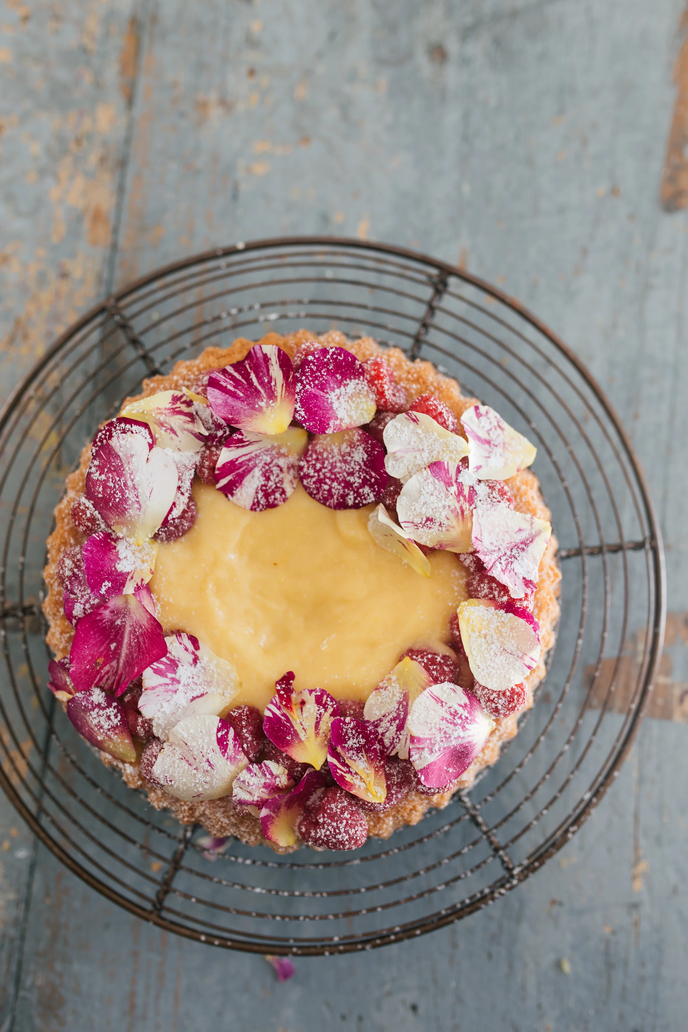Sponge cake and lemon curd