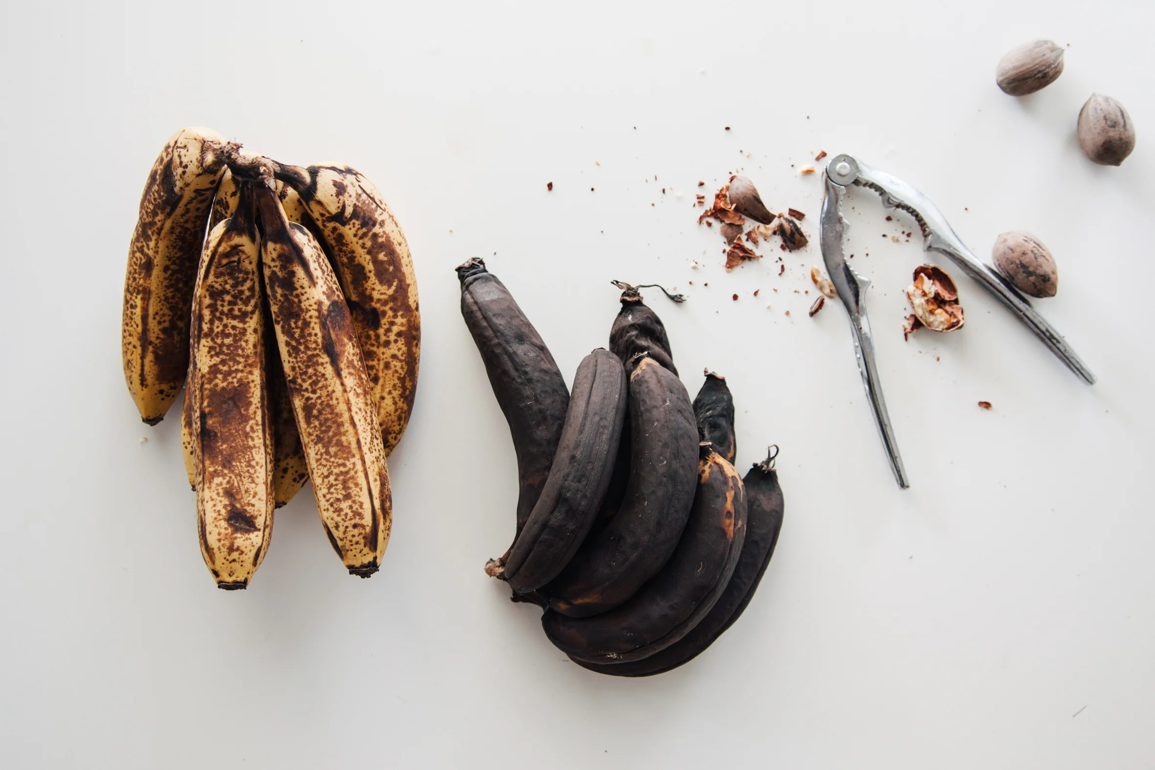 The bananas on the right are ready to use in your cake. The ones on the left, for your smoothies.