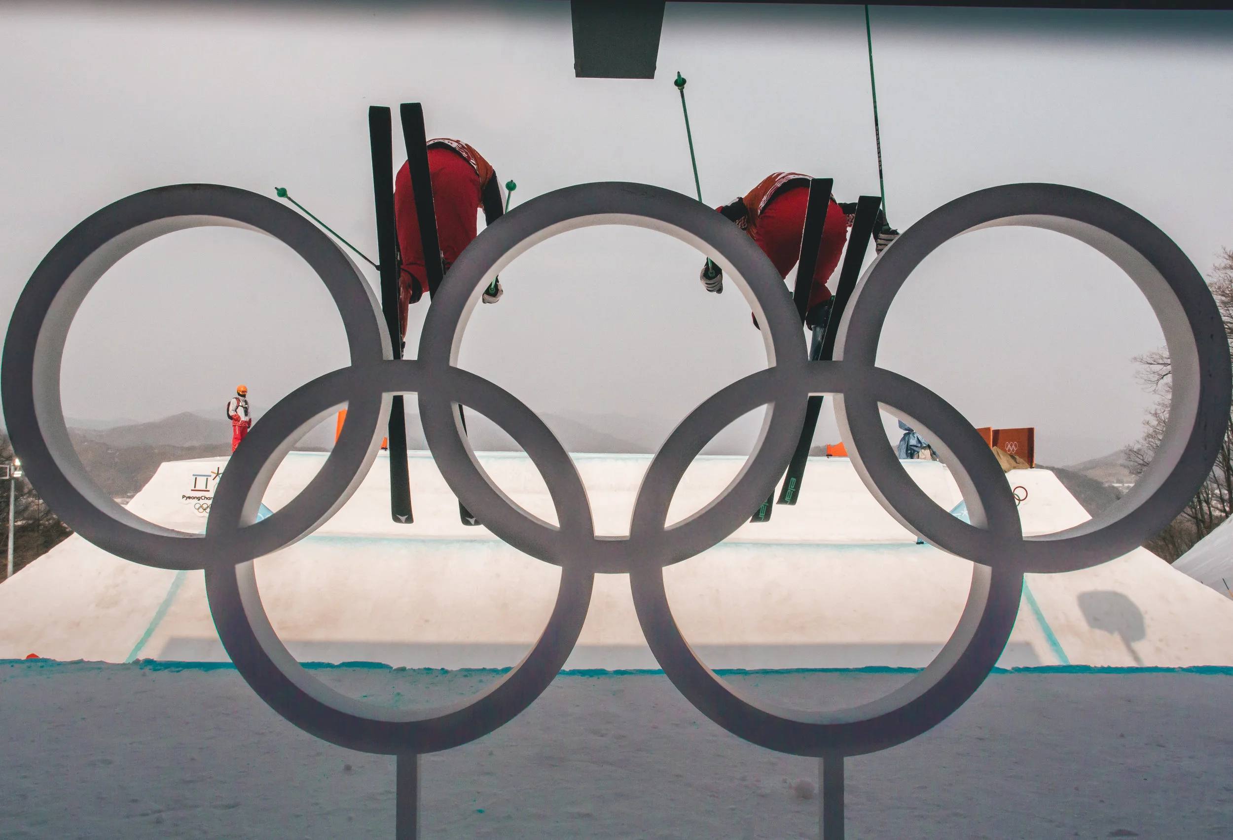 skiers on start_.jpg