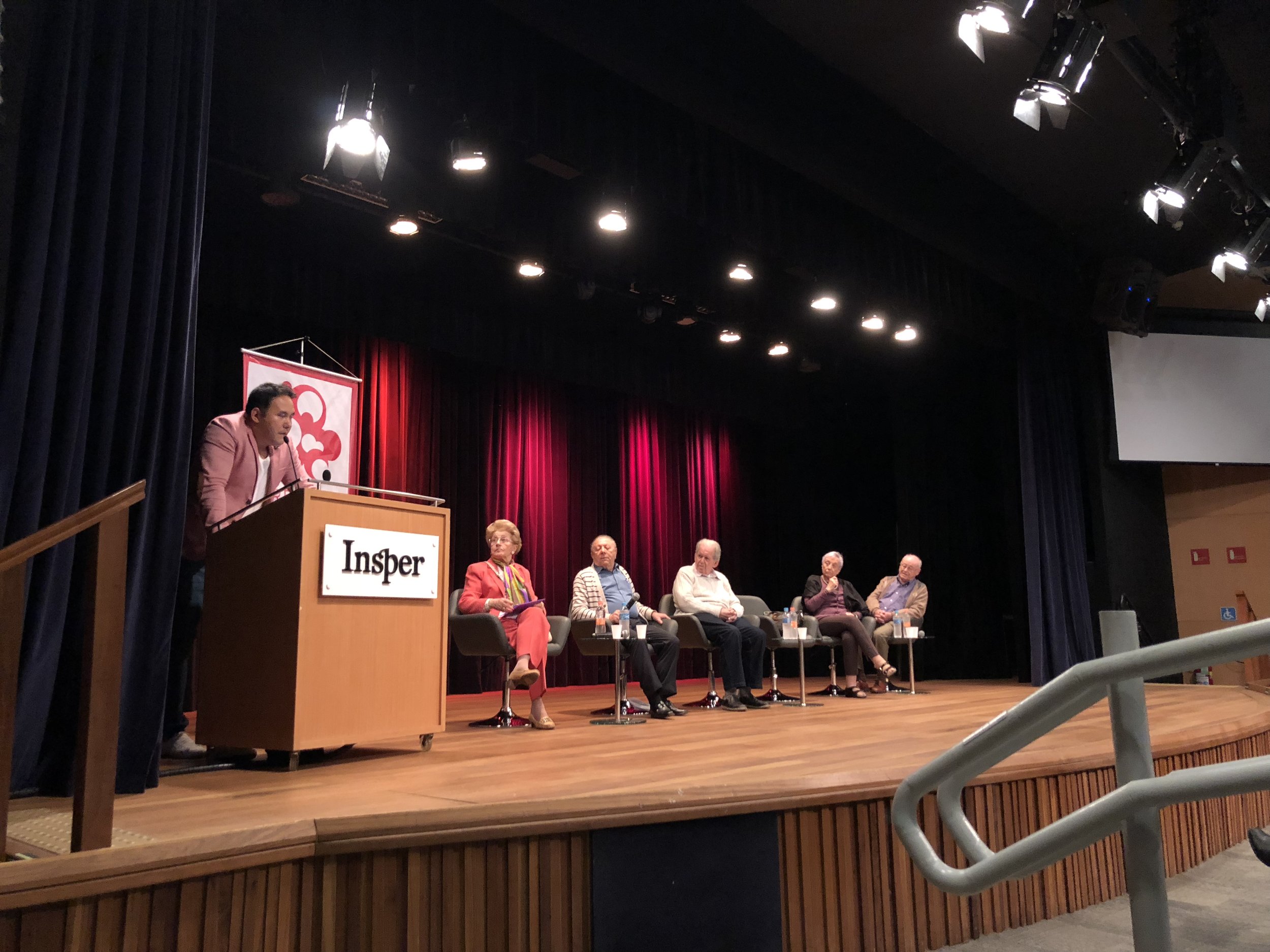 Palestra com sobreviventes do Holocausto, realizada em 2018.