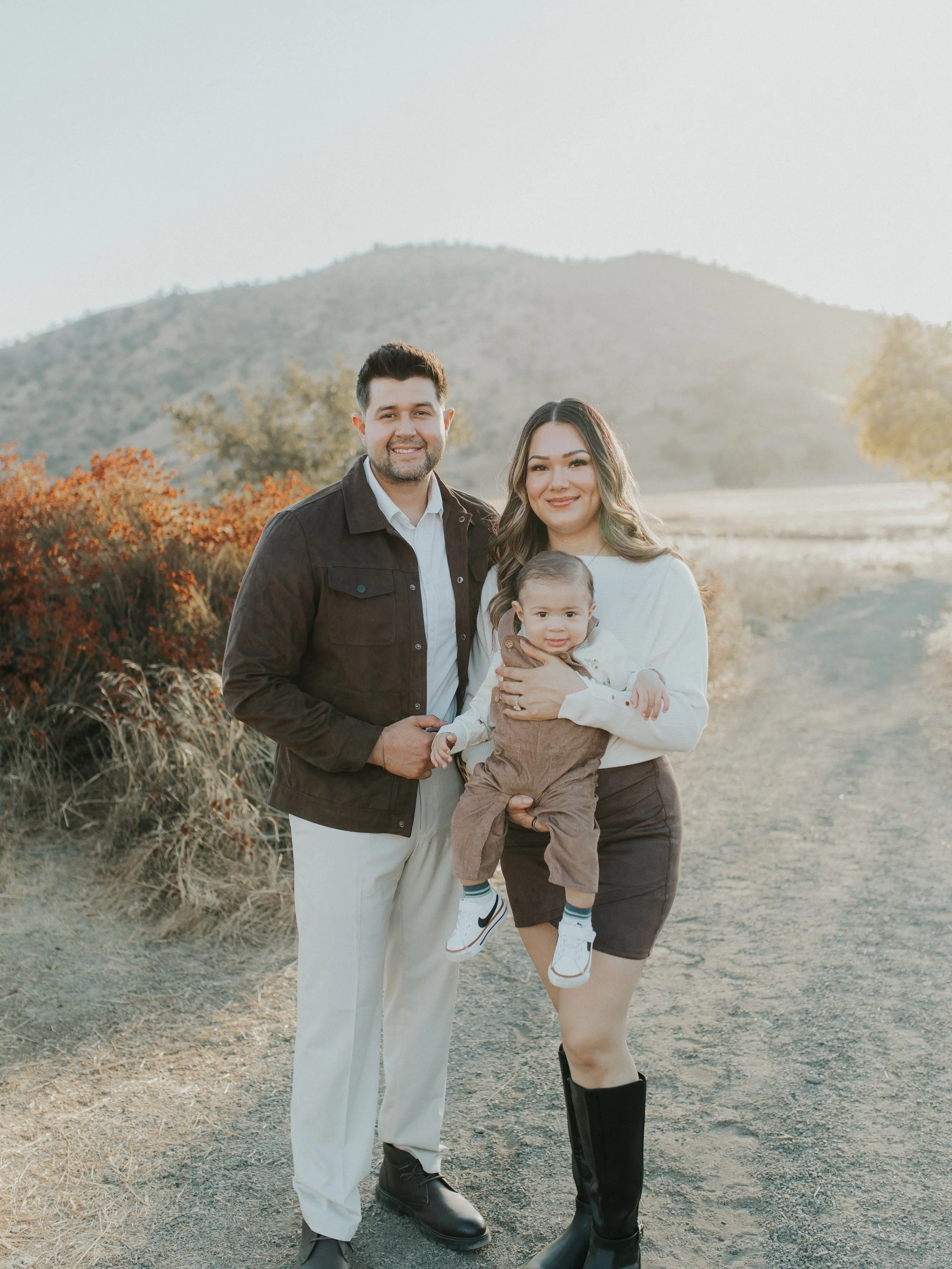 GIVEAWAY TIME!!!⭐️
I had it on my heart to giveaway a family session to a family who hasn't had a chance to get their holiday photos taken yet❤️
One family will be winning a free 30 minute session at the location pictured above
 (in Woodlake, CA.)
IM