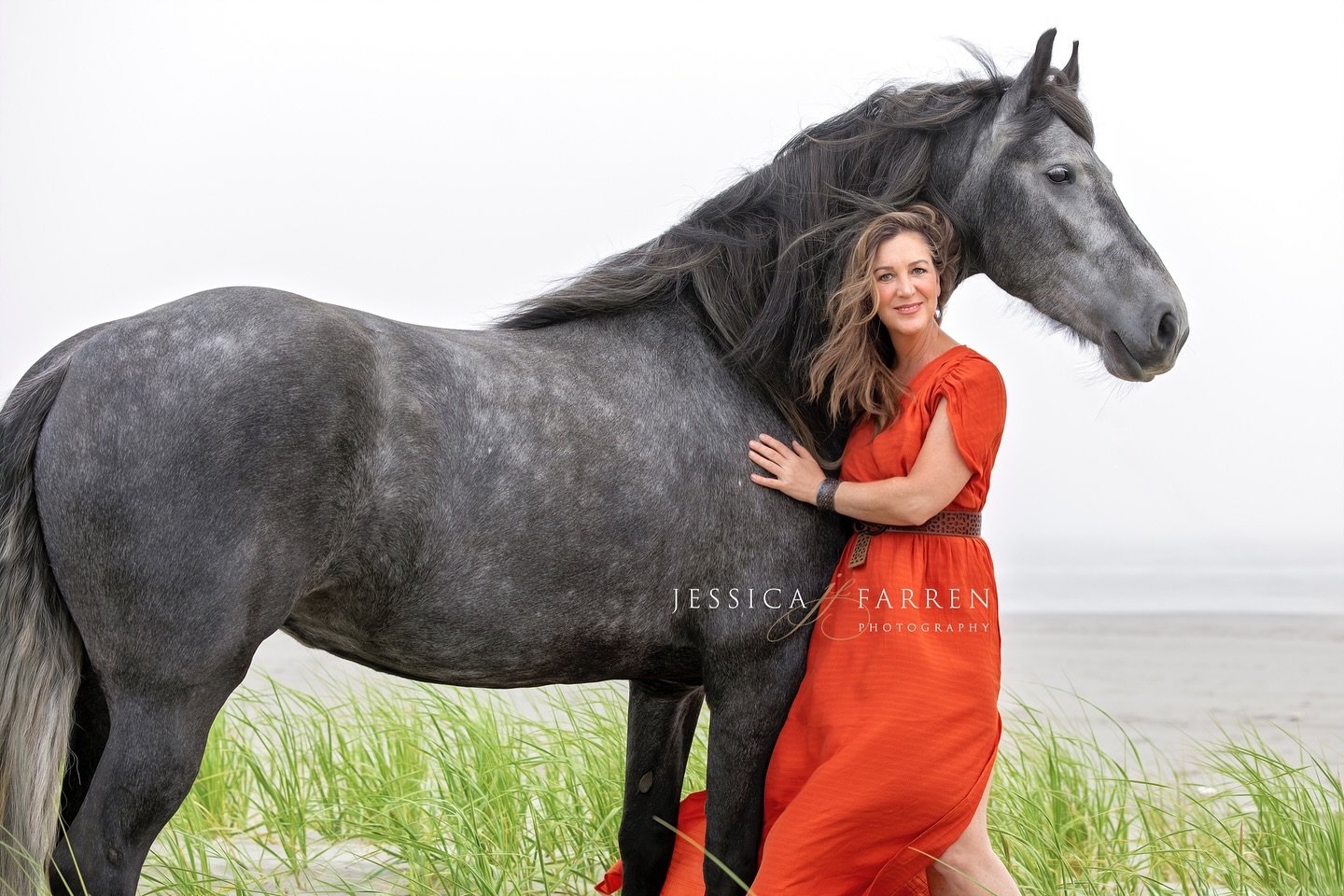 Foggy and super windy evening at the beach, even so the color of Jill&rsquo;s dress is the perfect pop of color and it looks great with her gray mare. I am loving going through the images from this summers beach sessions!! 

#equinephotography #equin