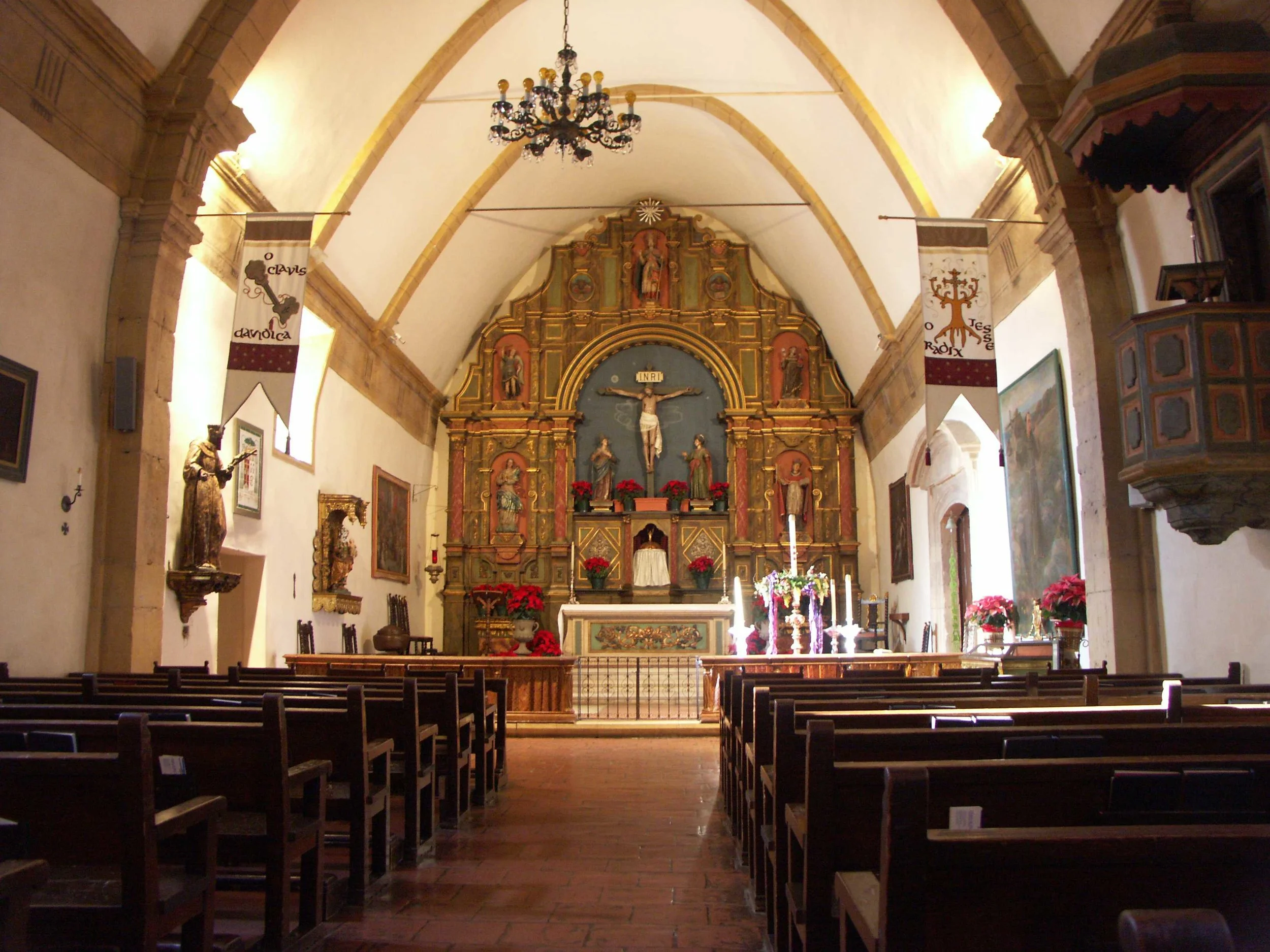Carmel_Mission_-_Altar.JPG