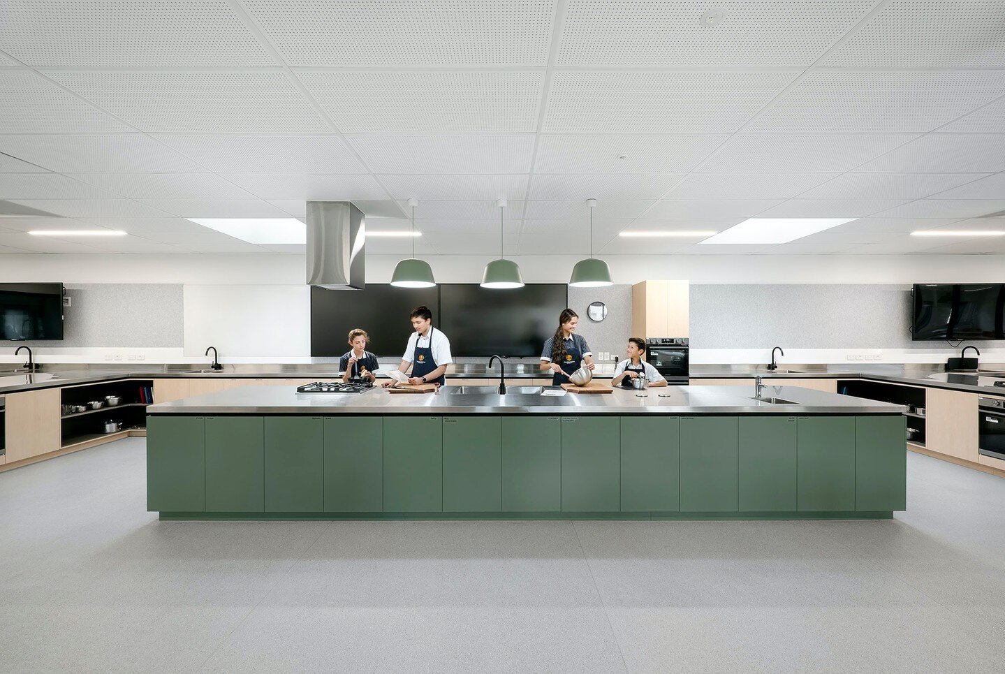 The new Food Technology Centre at @SalesianCollegeSunbury, completed in collaboration with modular builders @Prebuilt_Australia, is a modern, fresh take on the traditional food and nutrition classroom.

The modular building houses two side-by-side fo