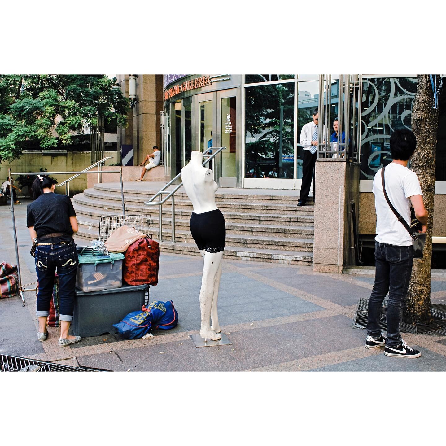 &ldquo;Statue of None&rdquo; series
&bull;
Bangkok, Thailand 🇹🇭 
&bull;
&bull;
&bull;
CAM 0314
#CatchAMoment #6200street #spicollective #tdmmag #thephotosector #myspc #street_avengers #thepictoriallist #streetmoment #fromstreetswithlove #streetphot