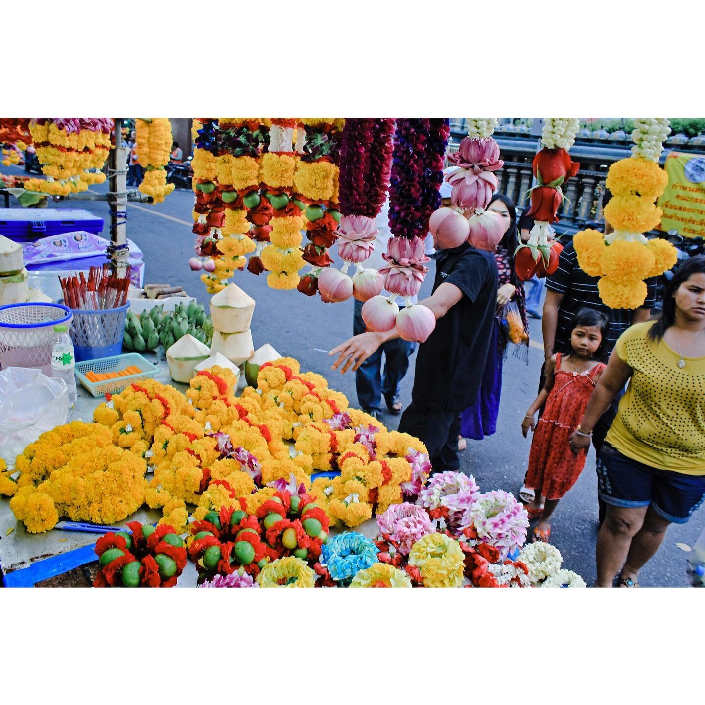 Colourful and vibrant streets of Bangkok, Thailand 🇹🇭 
&bull;
&bull;
&bull;
CAM 0313
#CatchAMoment #6200street #spicollective #tdmmag #thephotosector #myspc #street_avengers #thepictoriallist #streetmoment #fromstreetswithlove #spi_colour #streetph