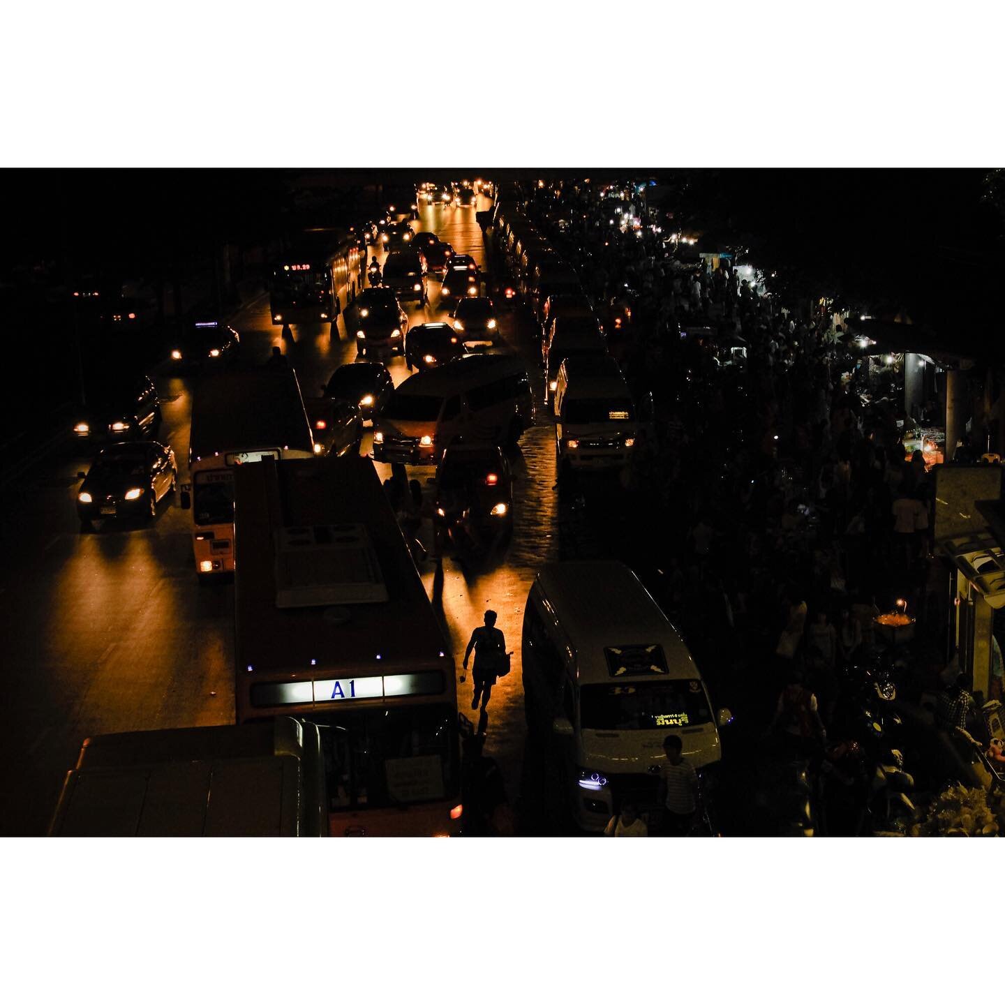 &ldquo;nightscape escape&rdquo;
&bull;
Bangkok, Thailand 🇹🇭 
&bull;
&bull;
&bull;
CAM 0315
#CatchAMoment #6200street #spicollective #tdmmag #thephotosector #myspc #street_avengers #thepictoriallist #streetmoment #spi_light #streetphotographythailan