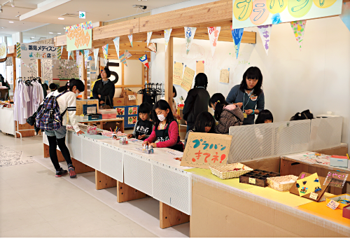 JR清水駅に隣接する複合ビル『えりじあ』内の施設『子どもクリエイティブタウン ま・あ・る』。仕事やものづくりの体験を通し、社会のしくみなどを学べる場だ。ものづくり講座の開催のほか、クッキングスタジオなども併設