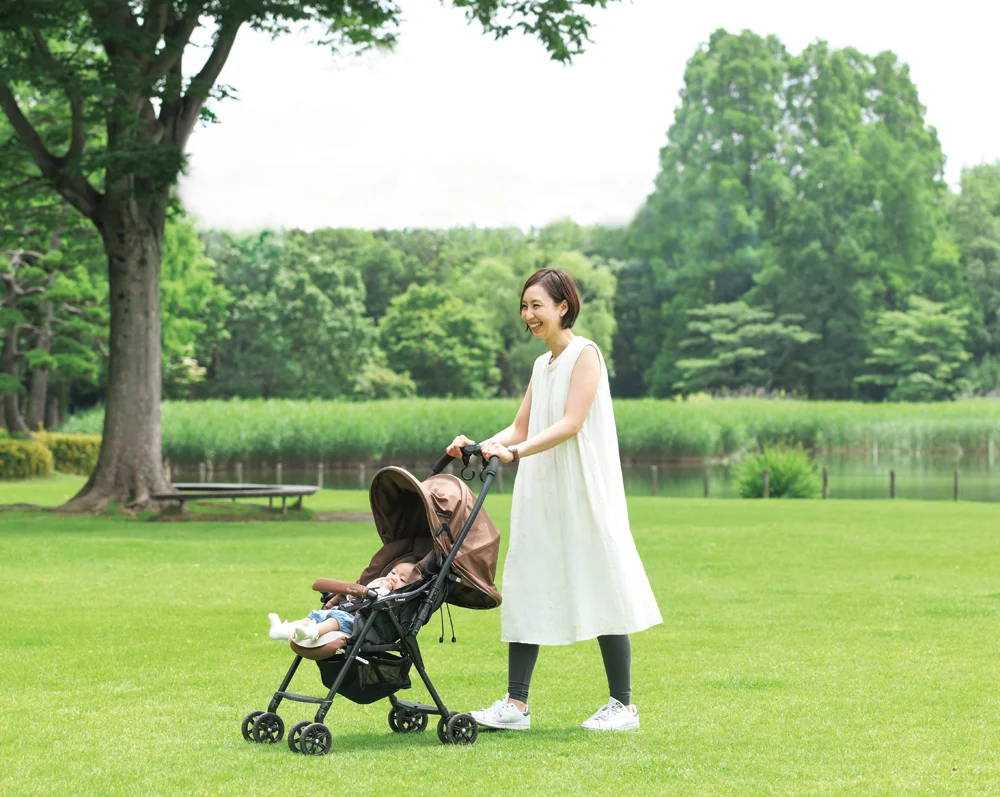 親子で公園に遊びに来た小川さん。『モーハウス』のオーガニックワンピースは、シンプルながらラインも美しく授乳服に見えないのがうれしい。「ふんわり着心地がいいです」