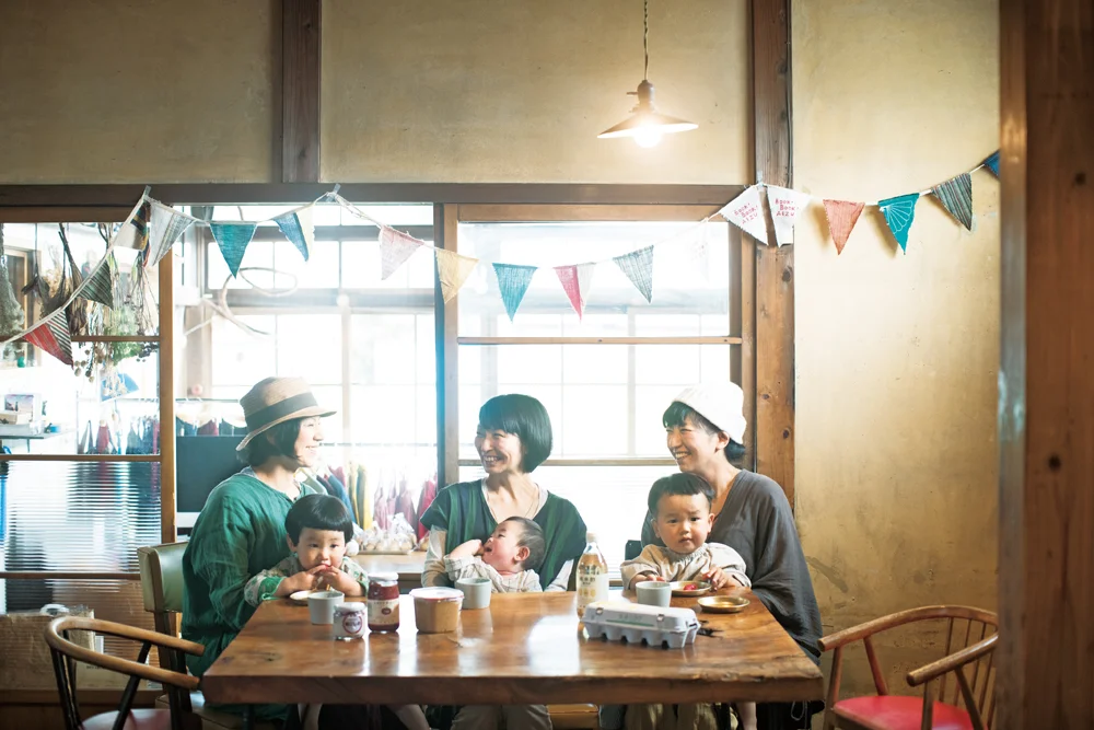 岩田さんと同じく、生活クラブ組合員の佐藤さん(中央)、食堂『つきとおひさま』店主で組合員の五十嵐さん(左)。近い年齢の子どもを持つお母さん同士、話は尽きない情報交換の場で出会い、『生活クラブ』を教わった