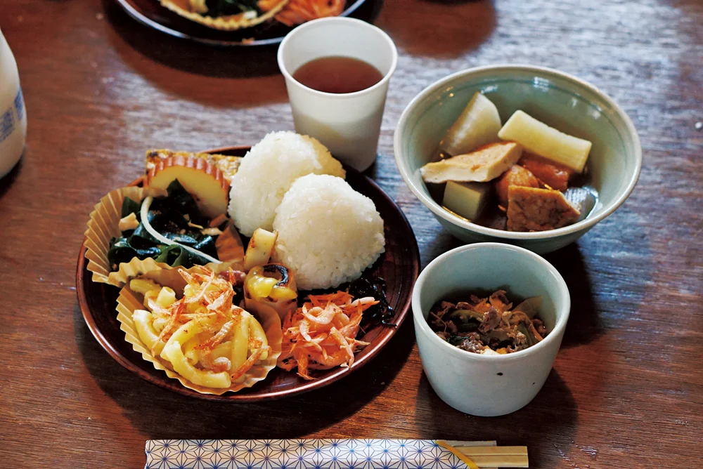 おむつのことや食事のこと、マタニティの方から出産を経験したお母さんまで、それぞれが想いを持って集まる。『生活クラブ』の魅力はもちろん、子育てに役立つ情報を、どんどん広めるのが岩田さんの願い。『生活クラブ』の試食会も大盛況!
