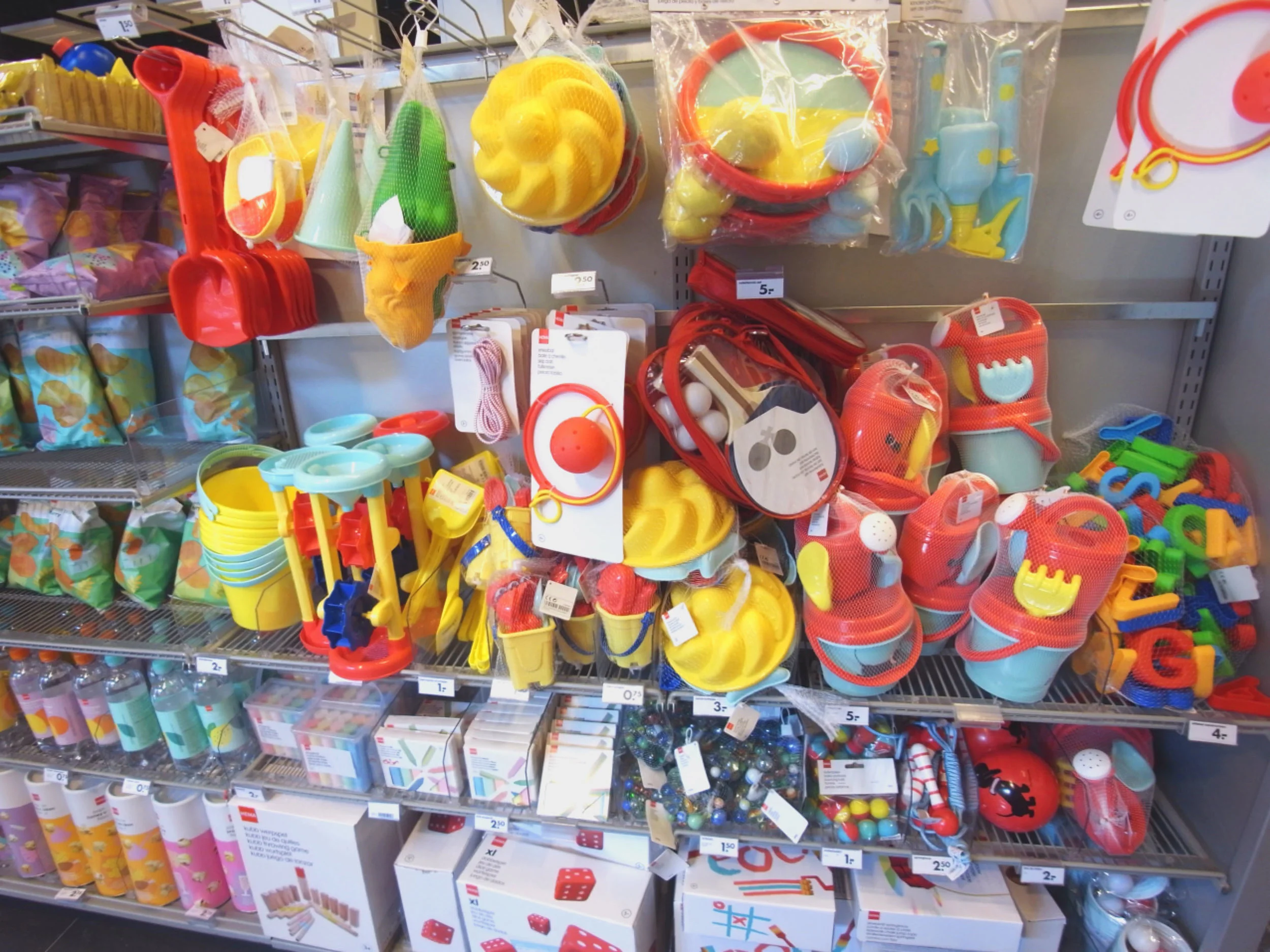 規模は小さくても、ほとんどの店舗に子どものグッズコーナーが。 。
