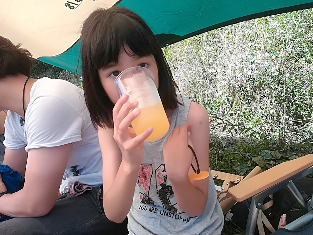 「大学のサークルでBBQに来たよ!」とインスタにあげそうな、小学生には見えない長女。オレンジジュースがビールにしか見えない・・・。