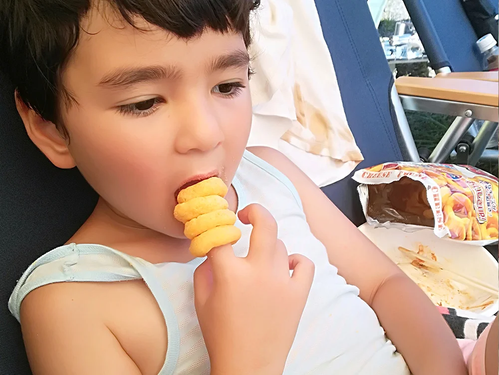 「うまい輪」を指に何個もはめて無心に食べる次女。これやるよね〜、子どもって。私、今でも年甲斐も無くとんがりコーンでやってしまう・・。