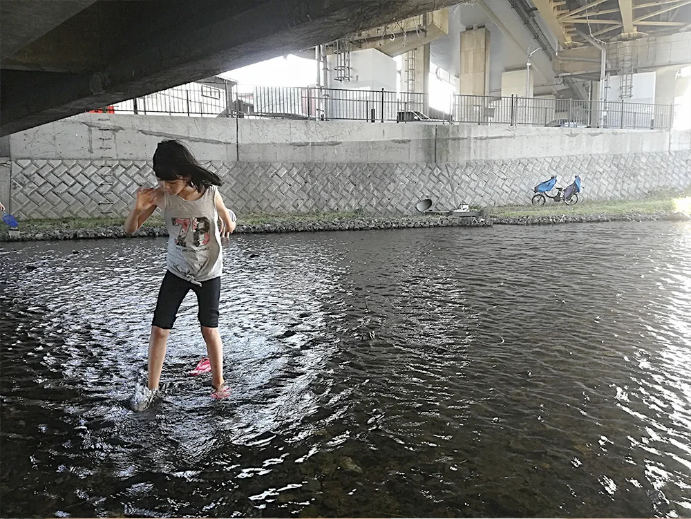 何回もサンダルを流され、それを男性陣に「とって〜♡」と何度もとらせる魔性の長女。
