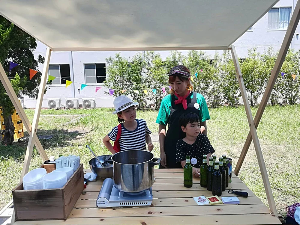 看板娘たち(笑)。結構呼び込みに成功!食べた角煮分は働いてもらいましょう!働かざるもの食うべからずです!