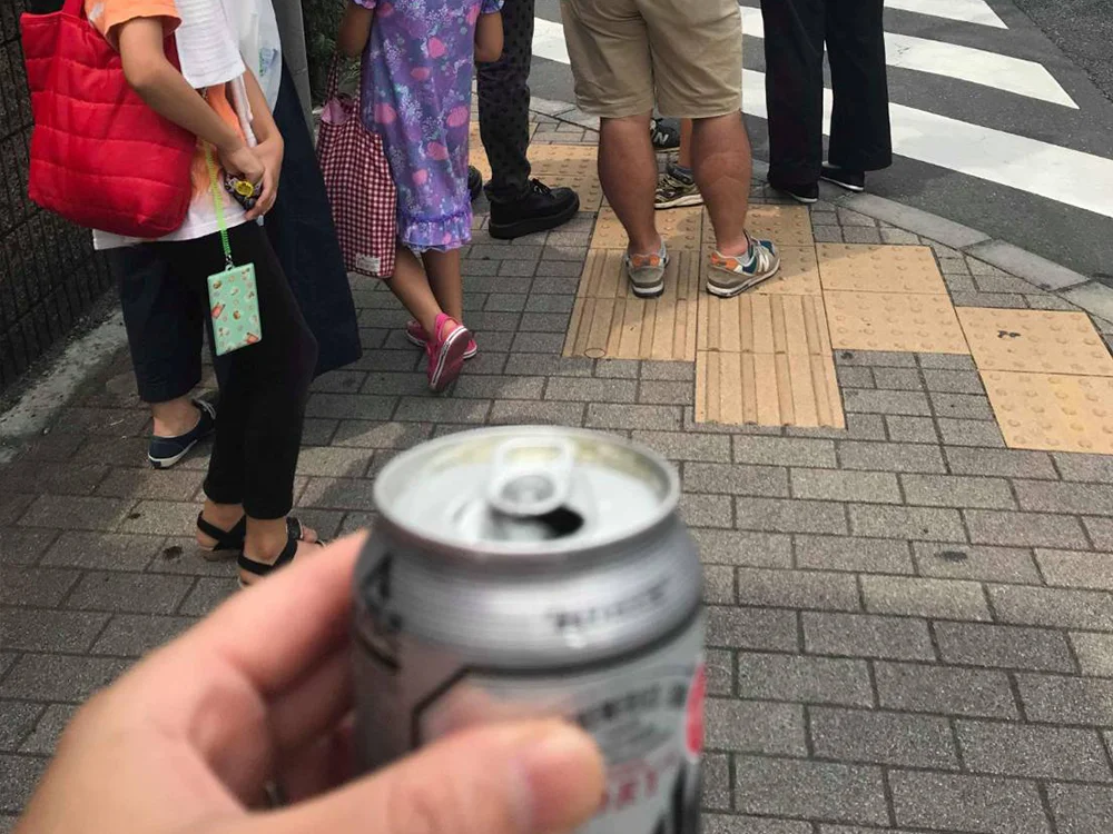 あまりの暑さにビール片手に飲みながら歩く、見本にしてはいけない大人たち。(念のためビールを持ってるのは私じゃないですw)