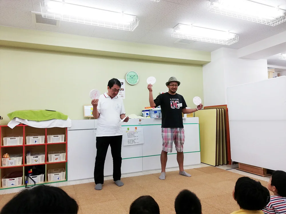 みつばちプロジェクトメンバーのケンキーさん(左)、つるっちょさん(右)。桃の木(!!)に扮しています。