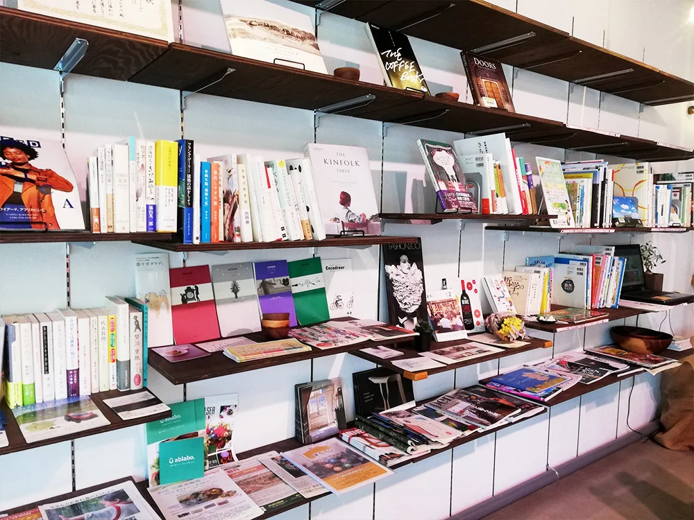 食、暮らし、デザイン、まちづくりなど、テーマに応じた市立図書館の蔵書が書架に並び、閲覧できます。この感じ好き好き!