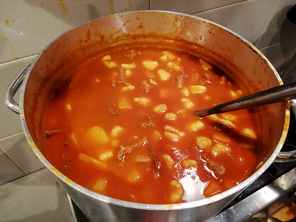 コトコト煮込み中。ここまでくればほとんど完成したも同然!
